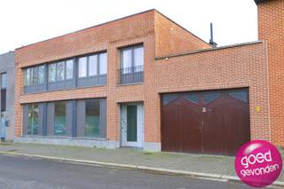 <strong>RESIDENTIËLE BLOK MET 2 RUIME APPARTEMENTEN</strong>, elk appartement voorzien van<strong> 3 grote slaapkamers</strong> en elk voorzien van <strong>eigen terras met tuin</strong>, zeer rustig gelegen en met een mooie zuid-gerichte zonoriëntatie aan de achterkant.<br /><br />Supermarkt en basisschool op wandelafstand, uitstekende verbinding richting Luik, Tongeren en Hasselt.<br /><br /><strong>RECENTE WERKZAAMHEDEN</strong><br /><br />+ het appartement op de verdieping werd reeds grondig gerenoveerd, volledig instapklaar (nieuwe keuken, badkamer, vloeren, elektriciteit, ... )<br />+ alle meters werden opgesplitst, zo heeft elk appartement zijn eigen meter voor water, gas en elektriciteit<br />+ alle ramen aan de voorgevel werden zeer recent vervangen, ook de ramen aan de achtergevel zijn in goede staat met dubbel glas<br /><br /><strong>INDELING APP GLV (verhuurd)</strong><br /><br />+ inkomsas<br />+ living<br />+ aparte keuken<br />+ 3 slaapkamers<br />+ badkamer met douche en toilet<br />+ apart toilet<br />+ zuid-gericht terras <br />+ zuid-gerichte tuin<br /><br /><strong>INDELING APP VDP (verhuurd)</strong><br /><br />+ inkomsas met traphal<br />+ ruime living met open keuken<br />+ keuken volledig geïnstalleerd<br />+ nachthal<br />+ 3 slaapkamers<br />+ badkamer<br />+ zeer ruime garagebox met wasplaats en berging<br />+ overdekt terras met gemetste BBQ<br />+ 2 zeer grote tuinbergingen<br />+ grote zuid-gerichte tuin<br /><br /><strong>Voor meer info en een bezoek ter plaatse contacteer ons kantoor 012 744 844 of mail naar info@goed-gevonden.be</strong>