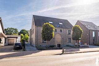 <strong>Ruim duplexappartement met 3 slaapkamers, groot zuidgericht terras en garagebox en staanplaatsen.<br /><br /></strong><strong>Dit ruime duplexappartement combineert een woonindeling met drie volwaardige slaapkamers, een royaal zuidgericht terras van ca. 25 m² en heel wat praktische bergruimte. De verzorgde afwerking met parket, ingebouwde maatkasten, airconditioning en vloerverwarming zorgen voor extra wooncomfort. Achteraan bevindt zich bovendien een ruime garagebox met bijkomende bergruimte en extra staanplaatsen.</strong><br /><br /><strong>Gelijkvloerse verdieping</strong><br />
<ul>
<li>een eigen <strong>inkomhal </strong>met meterkast en technische berging;</li>
<li>een trap naar de eerste verdieping;</li>
</ul>
<strong>Eerste verdieping</strong><br />
<ul>
<li>een <strong>inkomhal, </strong>gastentoilet met handenwasser en ingebouwde vestiairekast;</li>
<li>een ruime en lichtrijke <strong>woonkamer </strong>op parket met <strong>ingebouwde</strong> <strong>kasten </strong>en een <strong>maatwerk TV-meubel</strong>;</li>
<li>een groot schuifraam met rechtstreekse toegang tot het <strong>zuidgerichte terras </strong>voorzien van<strong> automatische zonnetent;</strong></li>
<li>een afzonderlijke <strong>leefkeuken</strong>, bereikbaar via een glazen deur en afgewerkt met keramische tegelvloer, uitgeruste met inductiekookplaat, heteluchtoven, inbouwkoelkast, vaatwasser en spoelbak;</li>
<li>een <strong>ruime berging/wasplaats</strong> met aansluiting voor wasapparatuur;</li>
<li>een bijkomende technische berging op de gang;</li>
</ul>
<strong>Tweede verdieping</strong><br />
<ul>
<li>een nachthal;</li>
<li>een ruime <strong>hoofdslaapkamer </strong>op parket;</li>
<li><strong>twee </strong>bijkomende <strong>volwaardige</strong> <strong>slaapkamers</strong> op parket;</li>
<li><strong>airconditioning </strong>in twee van de drie slaapkamers;</li>
<li>een verzorgde <strong>badkamer </strong>met inloopdouche, dubbele lavabo, hangtoilet en handdoekradiator;</li>
</ul>
<strong>Garage en parkeren</strong><br />
<ul>
<li>een extra <strong>ruime garagebox </strong>achteraan het gebouw;</li>
<li>een <strong>automatische elektrische garagepoort </strong>en <strong>afzonderlijke toegangsdeur</strong>;</li>
<li>bijkomende <strong>ruimte </strong>voor<strong> fietsen, berging of werkplaats</strong>;</li>
<li>verlichting en stopcontacten aanwezig;</li>
<li>autostaanplaatst met plek voor twee wagens.</li>
</ul>
<strong>Algemeen:</strong><br />
<ul>
<li><strong>vloerverwarming</strong></li>
<li><strong>garagebox </strong>met bergwerkruimte en<strong> autostaanplaatsen inbegrepen in de verkoopprijs;</strong></li>
<li><strong>maandelijkse provisie van € 100/maand; (werkelijke kost 2025 ca. €70/maand)</strong></li>
<li>stedenbouwkundige informatie in aanvraag;</li>
<li>mogelijkheid tot plaatsing zonnepanelen;</li>
</ul>