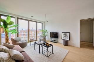 <span><b>Koop aan 6% btw (onder voorwaarden), ook interessant voor investeerders!</b><br /><br />De Bonnefant, Wonen in het midden van de stad en toch omgeven door groen. Een iconisch gebouw op een centrale en culturele locatie waar er ruimte is voor luxe, een onvergetelijke woonervaring of zorgeloos wonen in een assistentiewoning. </span><br /><br /><span>Tussen de gebouwen van De Bonnefant is een </span><strong>groene doorsteek</strong><span> gecreëerd die de Demerstraat rechtstreeks verbindt met het begijnhof. Gezellig vertoeven in één van de twee gemeenschappelijke binnentuinen of liever een barbecue met de buren? Bovendien hebben de terrassen geïntegreerde plantenbakken die zijn uitgerust met een automatisch beregeningssysteem. Een extra groene beleving is verzekerd.</span><br /><br /><span>Het bestaande RTT-gebouw is volledig gerenoveerd met het behoud van de Hasseltse authenticiteit en verder uitgebreid met energiezuinige nieuwbouw. Parkeren in het centrum is geen evidentie maar toekomstige bewoners van De Bonnefant kunnen parkeren in de ruime ondergrondse parkeerplaats. Je kan ook je fiets kwijt in de fietsenstalling. </span><br /><br /><strong>DOORZONAPPARTEMENTEN:</strong><br /><span>De doorzonappartementen trekken aan twee zijden daglicht dankzij de plafondhoge ramen. Deze ramen en de 1 of 2 terrassen brengen de beleving rondom je nieuwe thuis mee naar binnen. Dit type heeft 2 slaapkamers en 1 badkamer.</span><br /><br /><span><strong>Appartement B4 APP 05 - Verdiep 4</strong></span><br /><span>- bewoonbare oppervlakte:</span><span> 107</span><span>,57</span><span> m²</span><br /><span>- oppervlakte terras:</span><span> 23</span><span>,02</span><span> </span><span>m²</span><br /><span>- doorzon leefruimte met open keuken </span><br /><span>- ruim terras met zicht op de Bonnefantenstraat</span><br /><span>- 2 slaapkamers <br /></span>- badkamer<br /><span>- berging</span><br /><span>- apart gastentoilet</span><br /><span>- autostaanplaats in de afgesloten parkeerkelder </span><br /><br /><span>GENIET VAN </span><strong>6% btw</strong><span> (onder voorwaarden). </span><span>Vermelde prijs is exclusief ondergrondse parkeerplaats en exclusief registratie, btw en notariskosten. </span><span>Alle appartementen werden intussen volledig afgewerkt en zijn instapklaar. </span><span>Contacteer ons voor een bezoek ter plaatse.<br /><br /></span><span>Wij ontzorgen je ook voor <strong>de verkoop</strong> van je <strong>huidige woning</strong>! Voor meer uitleg helpen we je graag verder.</span>