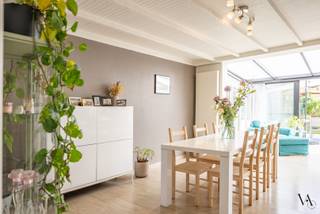 In een rustige en aangename woonwijk in Kessel-Lo bevindt zich deze ruime gezinswoning met vijf slaapkamers en een zonnige tuin. Een ideale woning voor wie op zoek is naar ruimte, comfort en een praktische ligging.<br /><br />De woning werd doorheen de jaren goed onderhouden en op verschillende vlakken al aangepakt. Zo werd het dak geïsoleerd, zijn er zonnepanelen voorzien en werd de zolder omgevormd tot een volwaardige extra ruimte dankzij de plaatsing van een vaste trap.<br /><br />Op het gelijkvloers geniet je van een functionele indeling met een praktische keuken aan de voorzijde en een lichtrijke leefruimte aan de achterzijde, die mooi aansluit op de tuin. De tuin is volledig afgesloten en biedt de nodige privacy.<br /><br />De woning telt in totaal vijf slaapkamers, wat zorgt voor veel flexibiliteit, zowel voor grotere gezinnen als voor wie extra ruimte wenst voor een bureau of hobby.<br /><br />Verder zorgen de oprit en inpandige garage met elektrische poort voor bijkomend comfort in het dagelijks gebruik.<br /><br />De ligging is een absolute troef: rustig en residentieel, maar tegelijk vlakbij winkels, scholen en openbaar vervoer, met een vlotte verbinding naar het centrum van Leuven. Kortom, een ruime gezinswoning met een solide basis en tal van mogelijkheden, op een fijne locatie in Kessel-Lo.<br /><br />Contacteer ons voor meer informatie of een bezoek ter plaatse.