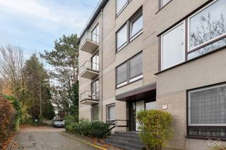 Dit gerenoveerde gelijkvloers appartement combineert modern comfort en rust met een uitstekende verhuurzekerheid en is daardoor bijzonder interessant voor investeerders. Het appartement werd volledig gerenoveerd doorheen de jaren heen.<br /><br />Het appartement beschikt over een ruime slaapkamer, een moderne badkamer met anti-condensspiegel, een apart toilet, een praktische opbergruimte en een volledig uitgeruste keuken. De keuken is voorzien van kwalitatieve toestellen, waaronder een heteluchtoven met stoomfunctie. De frisse, hedendaagse afwerking zorgt voor een aangename en comfortabele leefruimte. Daarnaast beschikt het appartement over hoogrendementsglas, rolluiken met zonnepaneeltjes en een extra berging in de kelder.<br /><br />Achteraan het gebouw bevindt zich een gemeenschappelijke tuin waar bewoners heerlijk kunnen genieten van de buitenlucht. <br />Voor wie met de wagen komt, zijn er parkeermogelijkheden naast het gebouw.<br />De ligging is bijzonder praktisch: in de directe omgeving vindt u diverse winkels, eetgelegenheden en een vlotte aansluiting, het openbaar vervoer en bovendien de luchthaven van Zaventem.<br /><br />Het appartement is momenteel verhuurd tot 30/09/2029, waardoor het een interessante investering biedt.<br /><br />Interesse? Aarzel niet om contact op te nemen voor meer informatie of om een bezoek in te plannen!