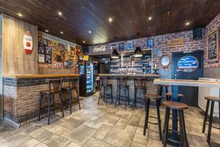 Immo Pické biedt u deze gunstige gelegen handelswoning aan in Halle, in de directe nabijheid van winkels, scholen, openbaar vervoer en <br />een gemakkelijke verbinding met de autostrade. Op de gelijkvloerse verdieping vinden we een commerciële ruimte, momenteel ingericht als horecazaak bestaande uit een polyvalente ruimte met toog (52m²), een ingerichte keuken, een badkamer, een berging, een sanitaire ruimte (man en vrouw) en een ruime terras (63m²).<br />De eerste verdieping bestaat uit een nachthal en 2 grote ruimtes (28m² en 18m²), ideaal als berging of in te richen als woonruimte. Tot slot beschikt deze handelswoning over een kelder en een ruime zolderruimte die verder inrichtbaar is in woongedeelte.