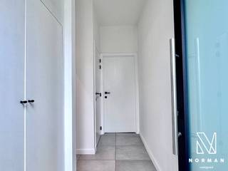 Welkom in deze afgewerkte, moderne woning met 3 slaapkamers en tuin in een rustige straat te Harelbeke!<br /><br />Bij het betreden van de woning komt u binnen in de ruime inkomhal, met apart gastentoilet. Aansluitend bevindt zich de leefruimte met open leefkeuken, uitgerust van alle courante toestellen: oven, microgolf, koelkast, fornuis met ingebouwde dampkap en vaatwasser.<br />Op het gelijkvloers bevindt zich ook de badkamer, uitgerust van inloopdouche en wastafel. Hier vindt u ook de aansluiting voor de wasmachine.<br /><br />Op het verdiep zijn er 2 slaapkamers en een apart toilet. De zolder is bereikbaar via de vaste trap, waar er een derde ruime kamer is.<br /><br />Tot slot is er de gezellige, recent aangelegde, tuin met terras. Achteraan is er nog een praktisch tuinhuis.<br /><br />Parkeren kunt u makkelijk voor de deur.