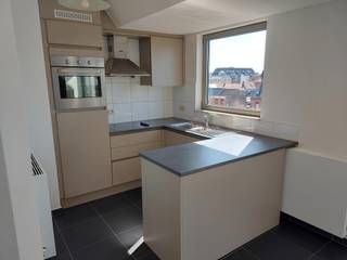<p><strong>Dakappartement met 2 slaapkamers, ruim terras, ondergrondse autostaanplaats en kelderberging. Gemeenschappelijke kosten € 60,00 per maand (forfait). EPC: 141 kWh/m². Beschikbaar vanaf 01/05/2026.</strong></p>
<p><em><strong>Ligging:</strong></em> in het centrum van Turnhout. Vlakbij openbaar vervoer (bus en trein) en winkels zijn beschikbaar in de directe omgeving. De binnenstad ligt op loopafstand, maar ook de ring en autostrade is vlot bereikbaar. <br /><br /><em><strong>Indeling:</strong></em> inkomhal, toilet, woonkamer, open keuken, nachthal, twee slaapkamers, badkamer, berging, terras, kelderberging, autostaanplaats.</p>
<p><strong><em>Omschrijving:</em></strong> inkomhal met vestiarehoek en apart toilet. Lichtrijke woonkamer met aansluitend terras op het zuiden. Verder de open keuken met dampkap, oven, keramische kookplaat & koelkast. De nachthal geeft toegang tot twee slaapkamers (waarvan één kleinere), de berging met mogelijkheid tot het plaatsen van een vriezer en de ruime badkamer met twee wastafels, douche in bad en aansluitingen voor een wasmachine en droogkast. Ten slotte beschikt het appartement nog over een kelderberging en een ondergrondse autostaanplaats met inritten langst de Merodelei en de Zandstraat.</p>
<p>Gemeenschappelijke kosten € 60,00 per maand (forfait). EPC: 141 kWh/m². Beschikbaar vanaf 01/05/2026.</p>