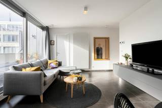 Ce lumineux appartement de 3 chambres est situé au troisième étage d'une petite résidence bien entretenue construite en 2014. Grâce à son emplacement idéal à proximité de la Lys et du centre, cet appartement allie un cadre de vie agréable à une accessibilité facile. La finition soignée, l'aménagement pratique et l'espace supplémentaire au quatrième étage ne sont que quelques-uns des nombreux avantages.<br /><br />Par le hall d'entrée avec toilettes invités, vous entrez dans le salon lumineux avec une cuisine ouverte. Depuis le salon, on accède à la terrasse.<br /><br />De plus, l'appartement du troisième étage dispose de deux chambres, d'une salle de bain bien entretenue et d'un débarras pratique. Un avantage particulier est l'escalier de l'appartement qui donne accès au quatrième étage. Voici une troisième pièce extrêmement spacieuse, qui peut être parfaitement aménagée en chambre supplémentaire, bureau, salle de loisirs ou salle polyvalente.<br /><br />De plus, l'appartement dispose d'un débarras privé dans le garage souterrain. Une place de parking dans ce garage souterrain doit être achetée pour un prix fixe de 20 000€.<br /><br />Avantages :<br /><br />Appartement lumineux de 3 chambres<br />Petite résidence depuis 2014<br />Troisième chambre extrêmement spacieuse au quatrième étage<br />Terrasse<br />Cuisine ouverte et rangement pratique<br />Rangement privé dans le garage souterrain<br />Une place de parking doit être achetée pour 20 000€<br />Emplacement privilégié à proximité de la Lys et du centre<br /><br />Intéressé ? Planifiez votre visite pour la journée de visionnage du samedi 26 septembre via l'agenda en ligne sur Dewaele.com !<br /><br />Vous pouvez consulter les conditions générales de Dewaele DIY sur dewaele.com.<br /><br />Registre des mesures: non
