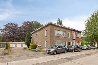 Deze kleinschalige opbrengsteigendom is een ideale opportuniteit voor u als investeerder. Het is gelegen nabij het centrum van Brasschaat, te midden van een rustige woonwijk, en is eenvoudig te beheren en te optimaliseren indien gewenst. <br /><br />Het gebouw omvat 2 appartementen (elk 102 m2 groot) en 2 bijhorende garageboxen (telkens zo'n 20 m2 groot). Elk appartement heeft 2 ruime slaapkamers, een grote living met eetruimte, een gesloten keuken, een badkamer en berging. Beiden hebben buiten een privaat terras. <br />In 2019 werd het dak volledig vernieuwd en geïsoleerd met 10 cm isolatie.<br /><br />Op dit moment is er 1 appartement verhuurd .<br />Het gelijkvloers appartement met bijhorende garagebox zal vrij zijn bij akte. <br /><br />Deze vraagprijs bestaat uit de optelsom van de 2 appartementen, 2 garageboxen en het ereloon. <br />De appartementen zijn ook afzonderlijk te koop. <br /><br />Interesse? Contacteer ons via 0465/08.26.69 of info@pandenjagers.be.