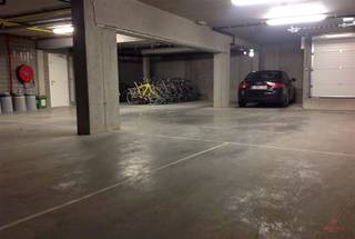 <p><span><br /> Située dans un quartier central de Gand, à proximité de la gare et de l'hôpital universitaire, cette place de parking souterraine privative est à vendre. Elle est accessible par l'entrée de la Stropstraat et facilement accessible grâce à une large rampe d'accès à l'arrière.<br /><br />Informations complémentaires :</span></p><ul><li><span>le parking souterrain est réservé aux propriétaires et aux locataires : une porte sectionnelle équipée d'une minuterie et d'une télécommande, une porte d'entrée sécurisée au rez-de-chaussée et des caméras de surveillance'garantissent la sécurité.</span></li><li><span>L'éclairage du garage est assuré par des détecteurs de mouvement.</span></li><li><span>L'entrée et la sortie sont éclairées par des lampes LED lorsqu'il fait sombre.</span></li><li><span>Les places de parking sont délimitées et entièrement aménagées.</span></li></ul><p><span> </span></p><p><span>Ce parking situé dans un emplacement de choix vous intéresse ? <br />N’hésitez pas à nous contacter pour plus d’informations auprès d’Els au 0496 10 65 76 ou à l’adresse</span><span> els@heritagevastgoed.be</span><span> </span><span><br /> </span></p><p><span> </span></p>