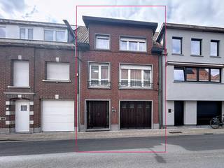 <p>Kloeke woning op een rustige doch centrale locatie bestaande uit een inkomhal, garage, bureel/slaapkamer, hal met afzonderlijk toilet en een zon georiënteerde tuin met terras.</p>
<p>Op het eerste verdiep is een gezellige leefruimte met eet-en zithoek, ingerichte keuken en een terras.</p>
<p>Het 2<sup>de</sup> verdiep is ingedeeld met 2 ruime slaapkamers, ingerichte badkamer (ligbad met douchemogelijkheid, toilet en lavabomeubel) en een trapluik naar de geïsoleerde zolder die mits het plaatsen van een trap kan afgewerkt worden als extra slaapkamer.</p>
<p>Extra troeven:</p>
<ul>
<li>Regenwaterput</li>
<li>Dubbele beglazing</li>
<li>Parkeergelegenheid voor de woning</li>
<li>In de nabijheid van scholen, winkels en openbaar vervoer</li>
</ul>
<p>Deze woning is te koop ZONDER makelaar via het concept van Smart Houses! Verdere inlichtingen of bezoek? Contacteer rechtstreeks de eigenaar via 0494/18.73.40</p>