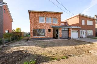 Ontdek het potentieel van deze ruime casco woning OP TOPLOCATIE met een bewoonbare oppervlakte van meer dan 185 m² op een perceel grond van 612 m², ideaal voor wie op zoek is naar een woning die nog volledig naar eigen stijl en wensen kan worden afgewerkt. De woning geniet tevens een zuid-west gericht perceel met tuinberging. <br /><br />PLUSPUNTEN:<br />* CASCO AFWERKING - VRIJHEID IN INRICHTING EN MATERIALEN<br />* 612 m² GRONDOPPERVLAKTE<br />* 185 m² BEWOONBAAR OPPERVLAKTE<br />* INPANDIGE GARAGE<br />* RUIME TUIN<br />* PRIVATE PARKEERGELEGENHEID<br />* UITERST RUSTIGE DOCH CENTRALE LIGGING<br /><br />INTERIEUR:<br />U komt binnen via de inkomhal met gastentoilet verder is er een tweepersoonskamer (ideaal als slaapkamer of bureauruimte), een lichtrijke leefruimte met ruimte voor een open keuken. Verder op het gelijkvloers is er een ruime badkamer, een bureau alsook een inpandige garage met zolder ter stockage. Het verdiep omvat 3 volwaardige slaapkamers en een tweede badkamer.<br /><br />EXTERIEUR:<br />De woning beschikt over een ruime tuin met tuinberging van ca. 20 m² en parkeergelegenheid op eigen terrein.<br /><br />Deze casco woning biedt de unieke kans om zelf de afwerking te bepalen en zo jouw droomhuis te creëren, met alle ruimte en comfort die je nodig hebt.