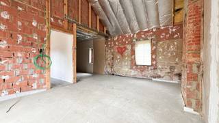 Bent u op zoek naar een woning die u verder naar eigen smaak kan afwerken? Dan is deze eigendom aan de Schomstraat 21 in Heusden-Zolder zeker een bezoek waard.<br /><br />Deze woning is heel rustig gelegen op de hoek van de Schomstraat en de Heemstraat, op een mooi en rustig perceel van 7,74 are. <br /><br />De woning is reeds deels gerenoveerd en beschikt over 2 slaapkamers. Overal is dubbele beglazing aanwezig en sinds 2018 zorgt een nieuwe condenserende gasketel voor verwarming via vloerverwarming, wat resulteert in een EPC-label C.<br /><br />Dankzij de reeds uitgevoerde renovaties en de gunstige hoekligging vormt deze woning een perfect opknapproject of een interessante investeringsmogelijkheid. <br /><br />Pluspunten:<br />- Rustige hoekligging Schomstraat/Heemstraat<br />- Perceel van 7,74 are<br />- Reeds deels gerenoveerd<br />- 2 slaapkamers<br />- Nieuwe condenserende gasketel (2018) met vloerverwarming<br />- EPC-label C<br />- Overal dubbele beglazing<br />- Ideaal opknapproject of investeringsmogelijkheid<br /><br />Maatregelen opgenomen in het Maatregelenregister: nee<br /><br />Bent u op zoek naar een opknapproject met reeds een mooie basis op een rustige locatie? Bel ons op 078/78.78.70, of kom gewoon binnen op ons kantoor, steeds welkom!