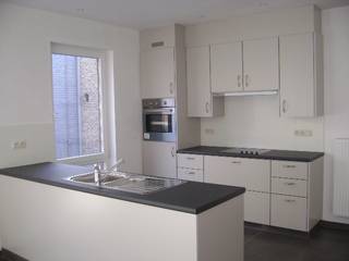 Prachtig nieuwbouw hoekappartement met groot terrasDit duplexappartement, gelegen op het 1ste verdiep, bestaat uit:* inkom, berging, open keuken,...