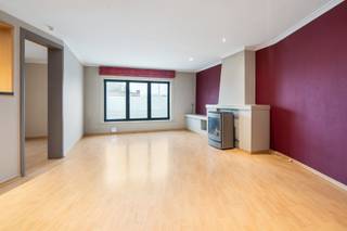 Ben je op zoek naar een instapklaar appartement op het eerste verdiep? Zoek niet verder! Dit appartement met een bewoonbare oppervlakte van maar liefst 128 m² in Oordegem heeft alles wat je zoekt. <br /><br />Indeling:<br />- Inkomhal<br />- Woonkamer <br />- Open keuken<br />- 2 slaapkamers<br />- Badkamer met douche in bad<br /><br />Troeven:<br />- Instapklaar<br />- Geen aanpalende buren<br />- Strategische locatie op basis van toegankelijkheid <br /><br />Contacteer Kristof via kristof.de.clercq@albert.immo om een bezoek in te plannen aan dit mooie appartement.<br /><br />Bij Albert kom je thuis