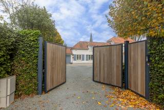 <h3>Prachtig landhuis met authentieke elementen en zuidgerichte tuin nabij centrum Itterbeek</h3>
<p>Op een rustige en groene locatie, op wandelafstand van het centrum van Itterbeek, bevindt zich deze mooie eigendom op een perceel van 9a 60ca — een charmante villa in landelijke stijl en een prachtig aangelegde tuin die rust en privacy uitstraalt.</p>
<p>Bij aankomst word je verwelkomd door een ruime oprit met automatische poort en voldoende parkeergelegenheid voor meerdere wagens.<br />Binnenin geniet je van een lichte leefruimte met gezellige houtkachel, parketvloer en een mooi zicht op de tuin, terwijl de ingerichte keuken aansluit bij de aangename eetplaats. De woning straalt warmte en karakter uit dankzij haar authentieke details en verzorgde afwerking.<br />Vanuit de leefruimte heb je toegang tot een overdekt terras. De tuin is zuid georiënteerd en omgeven door groen, én biedt volledige privacy. Verder zijn er een praktische berging en garage geschikt voor één wagen aanwezig.</p>
<p>Op de eerste verdieping vind je twee ruime slaapkamers, twee badkamers en een grote nachthal met vide, perfect inrichtbaar als bureauruimte, wat een extra gevoel van ruimte en licht creëert. Daarnaast beschikt de woning over een wijnkelder en stockagezolder, wat bijdraagt aan het praktische comfort.<br /><br />De eigendom werd doorheen de jaren zorgvuldig onderhouden en vernieuwd (crépi 2010, …).</p>
<p>Dit landhuis met karakter biedt de perfecte combinatie van rust, groen en een centrale ligging — een unieke opportuniteit voor wie houdt van authenticiteit en landelijke charme, zonder in te boeten aan bereikbaarheid.<br /><br />EPC 574 kWh/(m²jaar) - label F<br />Elektriciteit niet conform</p>