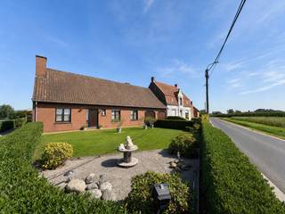 <p>Deze charmante landelijke woning is gelegen in het rustige Wakken en biedt een aangename combinatie van ruimte, groen en een vlotte bereikbaarheid. Dankzij de nabijheid van verschillende invalswegen geniet je van een uitstekende verbinding naar onder meer Waregem, Zulte en de omliggende gemeenten.</p>
<p>De woning beschikt over een ruime tuin met aansluitende weide(s), ideaal voor dierenliefhebbers, … of wie gewoon wil genieten van het buitenleven.</p>
<p>Daarnaast bieden de verschillende bijgebouwen en de aangrenzende stapelplaats (naast de woning) heel wat extra mogelijkheden voor opslag, …</p>
<p><strong>Indeling</strong></p>
<p><strong>Kelder</strong></p>
<ul>
<li>Praktische kelder</li>
</ul>
<p><strong>Gelijkvloers</strong></p>
<ul>
<li>Inkomhal</li>
<li>Apart gastentoilet</li>
<li>Ruime en lichtrijke leefruimte</li>
<li>Veranda met mooi zicht op de tuin</li>
<li>Keuken met eetplaats en een prachtig uitzicht over het groen</li>
<li>Twee slaapkamers</li>
<li>Ingerichte badkamer</li>
<li>Garage met wasruimte en extra kelderberging</li>
</ul>
<p><strong>Eerste verdieping</strong></p>
<ul>
<li>Nachthal</li>
<li>Drie slaapkamers</li>
<li>Berging</li>
<li>Apart toilet</li>
</ul>
<p><strong>Buiten</strong></p>
<ul>
<li>Oprit met parkeermogelijkheden</li>
<li>Aparte garage/bijgebouw</li>
<li>Ruime tuin met aansluitende weide(s)</li>
<li>Buitenberging voor materiaal en tuinmachines</li>
<li>Aangrenzend gebouw dat perfect dienst kan doen als stapelplaats of extra opslagruimte</li>
</ul>
<p><strong>Troeven</strong></p>
<ul>
<li>Rustige landelijke ligging</li>
<li>Vlotte verbinding naar Waregem, Zulte en omliggende gemeenten</li>
<li>Vijf slaapkamers</li>
<li>Ruime tuin met weide(s)</li>
<li>Tal van opslag- en uitbreidingsmogelijkheden dankzij de bijgebouwen</li>
<li>Ideaal voor wie op zoek is naar ruimte, groen en multifunctionele buitenruimte</li>
</ul>
<p><strong>Algemene informatie</strong></p>
<ul>
<li>EPC: in aanvraag</li>
<li>Perceeloppervlakte: 3540 m²</li>
<li>Centrale verwarming op mazout</li>
</ul>
<p>Bepaalde beelden zijn digitaal geoptimaliseerd/virtueel ingericht, elementen kunnen licht afwijken van de realiteit. Voor een correcte weergave verwijzen wij naar een plaatsbezoek.</p>
<p>Indien u meer info of een bezoek wenst, contacteer immo-deal bv: 0486 72 70 73.</p>