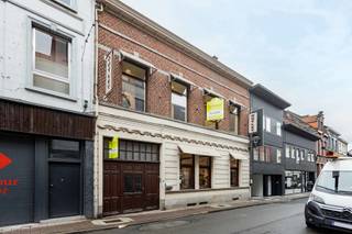 Cette propriété se compose d'un bâtiment commercial et d'un appartement, tous deux avec une entrée séparée. Au rez-de-chaussée se trouve un espace...