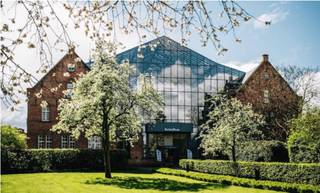 <p><strong></strong></p>
<p>Bent u op zoek naar een full-service privékantoor dat 24/7 beschikbaar is? <br /> Of heeft u voldoende aan een plekje in de sfeervolle gemeenschappelijke werkruimte? </p>
<p>Bij Interoffices - gelegen in het mooie, historische Paterspand te Turnhout - kan u kiezen uit diverse mogelijkheden. Van een virtueel kantoor tot een full-service privékantoor, vergader- en congreszalen met catering, de mogelijkheden zijn eindeloos. In 2022 wordt tevens een restaurant van Bartel Dewulf geopend in de aanpalende voormalige kerk. Onze klanten zullen bovendien gebruik kunnen maken van de nieuwe ondergrondse parking welke een rechtstreekse inrit zal hebben via de Paterstraat.</p>
<p><br /> Full service kantoren betekent bij Interoffices:<br /> - volledig ingericht en uitgerust met kwalitatieve materialen<br /> - onthaaldiensten, post- en telefoonbeheer</p>
<p>- unieke telefooninfrastructuur en internetconfiguratie met firewalls<br /> - beheer van catering<br /> - water, elektriciteit, verwarming</p>
<p>- dagelijkse schoonmaak</p>
<p>- taksen op het gebouw</p>
<p>- onroerende voorheffing</p>
<p>- ...<br /> <br /> Prijzen privékantoor                       vanaf 700 euro/maand<br /> Prijzen co-working spaces               vanaf 219 euro/maand<br /> Prijzen vergaderzalen                     vanaf 90 euro/dag<br /> Prijzen maatschappelijke zetel         vanaf 69 euro/maand<br /> Prijzen virtueel kantoor                   vanaf 65 euro/maand</p>
<p> </p>
<p>Bovendien kan elke klant van Interoffices gratis gebruik maken van de gemeenschappelijke werkruimten op al onze locaties. (Brussels Airport, Brussels Expo, Brussels Parliamant, Antwerp East,…)</p>
<p>Kantoor 2 pers: vanaf 700 euro/maand</p>
<p>Kantoor 4 pers: vanaf 1000 euro/maand</p>
<p>Kantoor 6 pers: vanaf 2000 euro/maand</p>
<p> </p>
<p>Voor grotere teams – prijzen op aanvraag.<br /><br /></p>
<p>Ook mogelijkheid tot verhuur 1<sup>ste</sup> verdieping.</p>
<p>Prijzen op aanvraag</p>