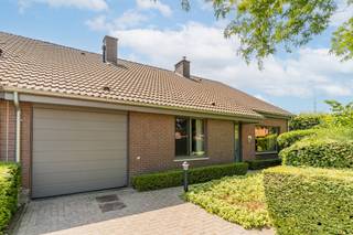 <p><strong>Charmante halfopen bebouwing met prachtig aangelegde zuidwesttuin in rustige verkaveling</strong><span></span></p>
<p><br />Welkom in deze verzorgde halfopen bebouwing, rustig gelegen in een doodlopende straat in een aangename verkaveling net buiten het centrum van Turnhout. Hier geniet u van een rustige woonomgeving met alle voorzieningen, scholen en invalswegen binnen handbereik.</p>
<p><br />De woning biedt een bewoonbare oppervlakte van <strong>218 m²</strong> op een perceel van <strong>614 m²</strong> en combineert ruimte, comfort en energiezuinig wonen.</p>
<p><br />De lichtrijke woonkamer straalt warmte uit dankzij de parketvloer en de gezellige gaskachel. Aansluitend bevindt zich de open, volledig uitgeruste keuken met alle nodige toestellen. Verder beschikt de woning over een praktische bijkeuken/wasruimte en een koele berging.</p>
<p><br />Op het gelijkvloers vindt u één volwaardige slaapkamers en een moderne badkamer, uitgerust met een ruime douche en een eigentijdse afwerking. Op de eerste verdieping bevinden zich de overige 2 slaapkamers, de 4e kamer die momenteel dienst doet als bergruimte en een apart toilet.</p>
<p><br />Buiten is het volop genieten in de <strong>fraai aangelegde, zuidwestgerichte tuin</strong>. Dankzij de doordachte inrichting en het ontbreken van inkijk vormt deze tuin een bijzonder gezellige en private plek om te ontspannen.</p>
<p><br />Extra troeven:</p>
<ul>
<li>Rustige ligging in een doodlopende straat</li>
<li>Moderne badkamer met douche</li>
<li>Open, volledig uitgeruste keuken</li>
<li>Praktische bijkeuken/wasruimte en koele berging</li>
<li>Grote garage</li>
<li>Zuidwestgerichte, prachtig aangelegde tuin</li>
<li><strong>EPC-label B</strong></li>
<li>Zonnepanelen</li>
<li>Verwarming op aardgas</li>
</ul>
<p><br />Bent u op zoek naar een instapklare gezinswoning met veel ruimte, een uitstekende energiescore en een prachtige tuin op een rustige locatie? Dan is deze woning absoluut een bezoek waard. Neem vandaag nog contact op voor een bezichtiging.</p>