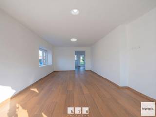 <p><strong>HALFVRIJSTAANDE WONING OP EEN PERCEEL VAN 9A 97CA IN HET CENTRUM VAN NEEROETEREN<br /><br /></strong><strong>TROEVEN<br /></strong>- Volledig gestript en heropgebouwd in 2025-2026<br />- 3 slaapkamers, waarvan een ruime slaapkamer op de tweede verdieping<br />- Perceel van 9a 97ca<br />- EPC-label A – slechts 34 kWh/m²<br />- Vloerverwarming op het gelijkvloers<br />- Warmtepomp voor verwarming en sanitair warm water<br />- Ventiloconvectoren op de verdieping met mogelijkheid tot koelen en verwarmen<br />- 8 zonnepanelen met een opbrengst van ca. 3.600 kWh/jaar<br />- Regenwaterput van 7.500 liter<br />- PVC-buitenschrijnwerk van Schüco met dubbele hoogrendementsbeglazing<br />- Elektrische installatie conform<br />- Centrale ligging nabij het centrum van Neeroeteren<strong><br /><br />KELDERVERDIEPING -01 (10,18 m²)<br /></strong>Kelderruimte (2,97 m x 3,43 m = 10,18 m²).</p>
<p><strong>GELIJKVLOERS 00 (61,08 m²)<br /></strong>Inkomhal: (3,28 m x 1,97 m = 6,46 m²): keramische tegelvloer.<br />Woonkamer: (7,67 m x 3,80 m = 29,14 m²): keramische tegelvloer.<br />Keuken (3,98 m x 3,07 m + 1,34 m x 3,85 m = 17,36 m²): volledig ingericht en uitgerust met een keramische kookplaat, afzuigkap, combi-oven, vaatwasser, koelkast en diepvriezer, keramische tegelvloer.<br />Berging (2,87 m x 2,20 m = 6,31 m²): technische ruimte, aansluiting wasmachine, keramische tegelvloer.<br />Toilet (1,68 m x 1,08 m = 1,81 m²): hangtoilet met lavabo, keramische tegelvloer.</p>
<p><strong>VERDIEPING +01 (45,14 m²)<br /></strong>Overloop (1,67 m x 4,76 m = 7,94 m²): klik pvc vloer.<br />Slaapkamer 1 (4,30 m x 3,50 m = 15,05 m²): klik pvc vloer.<br />Slaapkamer 2 (3,40 m x 4,00 m = 13,60 m²): klik pvc vloer.<br />Badkamer (2,88 m x 2,97 m = 8,55 m²): ingericht met badkamermeubel met lavabo, een anti-condensatie spiegel met geïntegreerde verlichting, een kolomkast, een ruime inloopdouche en een toilet. Het badkamermeubel werd reeds voorbereid voor de eventuele plaatsing van een tweede lavabo.</p>
<p><strong>VERDIEPING +02 (25,68 m²)<br /></strong>Dressing-/bergruimte (2,33 m x 2,05 m = 4,77 m²): klik pvc vloer.<br />Slaapkamer 3 (2,87 m x 4,80 m + 2,29 m x 3,12 m =20,91 m²): klik pvc vloer.<br /><br /><strong>EXTERIEUR</strong><br />- Bekiezelde oprit. <br />- Overdekt terras.<br />- Omheinde tuin.<br /><br /><strong>Om een beeld te geven van de mogelijkheden, werden de interieurfoto’s digitaal aangepast met een frisse verfafwerking. De impressiefoto’s tonen uitsluitend het effect van schilderwerken; de woning en haar indeling blijven verder ongewijzigd.</strong><br /><br />Bekijkt u deze advertentie via een aanverwante vastgoedsite, surf dan zeker naar onze website www.N78vastgoed.be voor een uitgebreide beschrijving en foto's. Meer info: +32 (0)89 86 18 88 of info@N78vastgoed.be.</p>