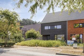Deze halfopen-nieuwbouwwoning staat te koop nabij het centrum van Lichtaart. Het huis heeft een bewoonbare oppervlakte van ca. 280m² en staat op...
