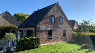 <p>Instapklare, energiezuinige woning uit 2018 met 190 m² bewoonbare oppervlakte, gelegen op een ruim perceel van circa 1.461 m².<br />De woning beschikt over 3 slaapkamers, een volledig uitgeruste open keuken, een ruime badkamer, een verzorgde tuin en een afzonderlijke geïsoleerde garage van 72 m² met een ruime zolderverdieping.</p><p>Via de inkomhal met afzonderlijk gastentoilet betreedt u de ruime en lichtrijke leefruimte met aansluitend een open keuken en kookeiland.<br />De keuken beschikt over ingebouwde toestellen, waaronder een koelkast, diepvriezer, vaatwasser, oven, microgolfoven en inductiekookplaat met bijpassende dampkap. Het werkblad is uitgevoerd in quartzcomposiet.<br />Verder bevinden zich op het gelijkvloers een praktische berging en een technische ruimte.</p><p>Op de 1e verdieping bevinden zich 3 slaapkamers met automatische rolluiken en een ruime badkamer met een vrijstaand ligbad, inloopdouche, toilet en twee wastafels.<br />De woning beschikt ook over een zolder.</p><p>De woning beschikt over de volgende voorzieningen:<br />• EPC-label A – E-peil 9 – 17 kWh/(m² jaar)<br />• Zonnepaneleninstallatie met driefasige omvormer.<br />• Ventilatiesysteem type D met warmterecuperatie.<br />• Hoogrendementsbeglazing met 3-dubbel glas.<br />• Watergedragen vloerverwarming op zowel het gelijkvloers als de eerste verdieping, met een afzonderlijke thermostaat per kamer.<br />• Airconditioning op beide verdiepingen, geschikt voor zowel koelen als verwarmen.<br />• Verwarmingsinstallatie met gasketel.<br />• Centrale lichtsturing via drukknoppen.<br />• Regenwaterrecuperatie voor de toiletten, wasmachine, buitenkraan en kraan in de garage.<br />Achteraan het perceel bevindt zich een ruime en geïsoleerde garage met een sectionale poort en beschikt bovendien over een zeer ruime zolderverdieping, ideaal als bijkomende opslagruimte.</p><p>Alle nodige attesten zijn aanwezig, evenals de bouwdocumentatie en facturen van de uitgevoerde werken en installaties.<br />Voor meer info</p>
