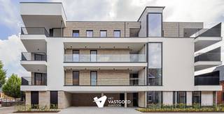 <p><span>Ruim 1-slaapkamerappartement met aangename buitenruimte.</span></p><p><span> </span></p><p><span>Dit appartement op de eerste verdieping verrast met zijn praktisch ingedeelde oppervlakte van 86,32 m². De woonst beschikt over 1 slaapkamer en een terras van 10,70 m², perfect om rustig buiten te zitten of te genieten van een koffiemoment in de buitenlucht.</span></p><p><span> </span></p><p><span>De keuken kan nog door de koper gekozen worden binnen een budget van 12.500 euro excl. btw. Hierdoor combineert u het gemak van een afgewerkt nieuwbouwappartement met de vrijheid van een persoonlijke afwerking.</span></p><p><span> </span></p><p><span>De duurzame technieken, waaronder geothermie, vloerverwarming, koeling, zonnepanelen, en ventilatie D, zorgen elke dag opnieuw voor comfort. E-peil 10 met vrijstelling van het KI in de eerste 5 jaar,</span></p><p><span> </span></p><p><span>Een ruim, energiezuinig appartement met alle troeven voor zorgeloos wonen.</span></p><p><span> </span></p><p><span>6% Btw tarief mogelijk</span></p>