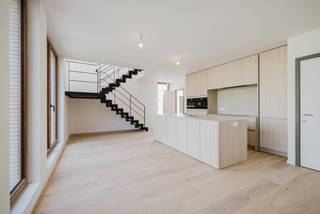 <div>
<p><strong>Opendeurmoment op zaterdag 31 oktober van 14u tot 16u. Bel Krista op 0470 70 72 26<br /><br />Ligging Gouwy</strong><br />Project Gouwy ligt in Sint-Martens-Latem, een groene en rustige omgeving die bekend staat om haar exclusieve woonkwaliteit. De woningen bevinden zich bovenop twee nieuwe commerciële handelsruimtes, waardoor bewoners profiteren van een centrale ligging én volledige privacy. De omliggende groenzones in Gouwy vormen een natuurlijke buffer en creëren een serene woonbeleving op hoogte.</p>
<p><strong>Project Gouwy</strong><br />Het project Gouwy omvat zestien woningen, waaronder zes duplexen, met oppervlaktes van 62 m² tot 172 m² en keuze uit één, twee of drie slaapkamers. Ruime terrastuinen tot 66 m² en dakterrassen met 180° zicht versterken de openheid en het buitengevoel. De oplevering van Gouwy is gepland voor maart 2026.</p>
<p>Het ontwerp van Gouwy van Bontinck Architecture & Engineering legt de nadruk op licht, ruimte en verfijnde lijnen. Grote glaspartijen, speelse volumes en hooggelegen woonruimtes creëren een vernieuwend architecturaal geheel met maximale beleving en privacy.</p>
<p>Elke woning is uitgerust met een lucht/water-warmtepomp, vloerverwarming met passieve koeling, individuele zonnepanelen en ventilatiesysteem D. Superisolerende beglazing en een doorgedreven energieconcept zorgen voor een zeer lage energievraag.</p>
<p>Gouwy combineert rust, uitzicht, groen en hedendaags comfort. Het project Gouwy is duurzaam, stijlvol en volledig klaar voor een toekomstgerichte woonervaring.</p>
</div>
<div>Nieuw voor investeerders : het 6% BTW-tarief geldt nu ook voor aankopen die gedurende 15 jaar verhuurd worden (onder de toepasselijke wettelijke voorwaarden). Dat verlaagt de aankoopkost en kan uw netto-rendement aanzienlijk verbeteren.<br /><br />De foto’s van de appartementen zijn gemaakt op locatie, maar nadien bijgewerkt. Hierdoor kunnen bepaalde details afwijken van de werkelijke situatie. De afbeeldingen zijn bedoeld om een realistisch beeld te geven van de ruimtes en mogelijkheden.
<div>
<div>
<div>
<div>
<div>
<div>
<div>
<div>
<div>
<div>
<div>
<div>
<div>
<div>
<div>
<div>
<div>
<div>
<div>
<div>
<div>
<div>
<div>
<div>
<div>
<div>
<div>
<div>
<div>
<blockquote><u></u></blockquote>
</div>
</div>
</div>
</div>
</div>
</div>
</div>
</div>
</div>
</div>
</div>
</div>
</div>
</div>
</div>
</div>
</div>
</div>
</div>
</div>
</div>
</div>
</div>
</div>
</div>
</div>
</div>
</div>
</div>
</div>