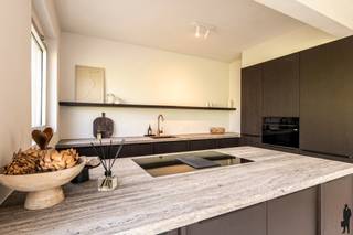 Stijlvol gerenoveerd appartement met 2 slaapkamers en zuidgericht terras in de gegeerde Elsdonkwijk<br /><br />Troeven van het appartement:<br />- Hoogwaardig en smaakvol gerenoveerd in 2026 <br />- Bewoonbare oppervlakte ca. 94 m² met een aangenaam zuidgericht terras van ca. 3 m² <br />- Riante lichtinval dankzij grote schuiframen met zicht op het groene straatbeeld en de karaktervolle boom vooraan <br />- Twee volwaardige slaapkamers (ca. 15 m² en 10 m²) <br />- Ruime en sfeervolle leefruimte (ca. 35 m²) met elegante sierhaard en geïntegreerde zitbank <br />- Open keuken afgewerkt met een verfijnd travertin werkblad en hoogwaardige inbouwtoestellen <br />- Praktische, aparte berging <br />- Stijlvolle badkamer met inloopdouche en travertin wastafel <br />- Gelegen op de tweede verdieping <br />- Garagebox optioneel aan te kopen voor €25.000 <br /><br />Ligging:<br />- Uitstekende bereikbaarheid richting Antwerpen, Brussel en Mechelen (E19) <br />- Gelegen in de uiterst gegeerde Elsdonkwijk: een rustige, residentiële omgeving met een centrale ligging <br />- Nabij scholen, winkels, openbaar vervoer en groene wandelparken <br /><br />Indeling (ca. 94 m²):<br />- Inkomhal met ingemaakte vestiairekast en gastentoilet <br />- Ruime, lichtrijke leefruimte (ca. 35 m²), afgewerkt met grote natuurstenen tegels (120x120) en een sfeervolle sierhaard die warmte en karakter brengt <br />- Open keuken (ca. 8 m²) in verfijnde Japandi-stijl, voorzien van een travertin natuurstenen werkblad en uitgerust met kwalitatieve toestellen (combi-oven/airfryer, koelkast met diepvries, vaatwasser en inductiekookplaat met geïntegreerde dampkap) <br />- Twee ruime slaapkamers (ca. 15 m² en 10 m²) op smaakvolle visgraat parket, waarvan één directe toegang biedt tot het gezellige, zuidgericht terras <br />- Badkamer met royale inloopdouche, harmonieus afgewerkt met dezelfde tegel als in de leefruimte voor een stijlvol en uniform geheel <br />- Aparte berging
