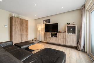 <p>Op een gunstige ligging in de <strong>Tramstraat 30 te Destelbergen</strong> bevindt zich dit instapklare gelijkvloersappartement, ideaal voor wie op zoek is naar comfortabel wonen met alle praktische troeven binnen handbereik.</p>
<p>Het appartement is gelegen in een gebouw van 1972, maar voldoet vandaag aan de hedendaagse normen op vlak van energiezuinigheid en veiligheid. Zo beschikt het over een <strong>gunstig EPC-label B</strong>, een <strong>conforme elektrische keuring</strong> en is het <strong>asbestveilig</strong>, wat garant staat voor een zorgeloze aankoop.</p>
<p>Binnenin geniet u van een aangename en functionele indeling. De lichtrijke leefruimte sluit naadloos aan op de open keuken, wat zorgt voor een open en gezellige woonbeleving. Verder beschikt het appartement over <strong>twee volwaardige slaapkamers</strong>, een verzorgde badkamer en een <strong>ruime dressing</strong>, die extra comfort en praktische opbergruimte biedt.</p>
<p>Een extra troef is de aangename <strong>buitenruimte</strong>, waar u in alle rust kan genieten en ontspannen.</p>
<p>Dankzij de praktische ligging in Destelbergen, met winkels, openbaar vervoer en belangrijke invalswegen in de nabije omgeving, vormt dit appartement een uitstekende opportuniteit voor zowel eigen bewoning als investering.</p>
<p>Bent u op zoek naar een instapklaar gelijkvloersappartement met twee slaapkamers en een gunstige energiescore? Contacteer ons vandaag nog voor meer informatie of een bezoek ter plaatse.</p>