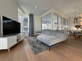 Lichtrijk en energiezuinig 2slpk-appartement in Oud-Berchem<br /><br />Dit app van 99 m² op de 1e verdieping in de Kemmelbergstraat 11 werd gebouwd in 2019 en wordt verkocht door de eerste bewoners. Het pand valt op door de overvloedige lichtinval dankzij de hoekligging, het lage E-peil van 22 en het gezellige inpandige terras, aangevuld met een gemeenschappelijk dakterras, afgesloten fietsenstalling, een binnentuin en een evenementenruimte met eigen toilet en keuken.<br /><br />Het app beschikt over een open leefruimte van 40 m² met een volledig geïnstalleerde open keuken en keukeneiland, evenals een handige berging van 4 m². Vanuit de leefruimte kan je het inpandige en zuidgerichte terras van 8 m² betreden, waar je het hele jaar door kan genieten.<br /><br />De gang geeft toegang tot een slaapkamer van 13 m² en een 2e slaapkamer van 10 m², die kan dienen als kinderkamer, bureau, dressing of sportkamer. Aan het einde van de gang ligt een ruime badkamer van 8 m², met apart toilet.<br /><br />De kelderberging (8 m²) is inbegrepen in de prijs. Ondergrondse autostaanplaats, uitgerust met stopcontact, verplicht bij aan te kopen (prijs: €35.000 excl.).<br /><br />E-peil van 22 betekent een BEN-woning, incl. lucht-water warmtepomp die o.a. de vloerverwarming voorziet, en 4 zonnepanelen die een positieve impact hebben op de elektriciteitsfactuur, gecombineerd met de uitstekende isolatie van het gebouw.<br /><br />Ook de ligging is een absolute troef. Tramhalte van lijnen 7 en 15 bevindt zich vlakbij en het station van Berchem ligt op fietsafstand. Bovendien ben je met de auto in amper twee minuten op de Ring of op de E19 richting Brussel. Het stadscentrum is dichtbij, maar ook in de buurt zijn tal van leuke adresjes.<br /><br />Beschikbaarheid pand: 17/05/'26<br /><br />Vragen? Neem per mail contact op met de eigenaar: kemmelbergstraat11@gmail.com. Op zon 4/01/'26 en zat 10/01/'26 zijn er 2 bezoekdagen gepland. Je kan je bezichtiging snel en makkelijk vastleggen op https://calendly.com/kemmelbergstraat11/reserveer-je-bezichtiging (volzet is volzet).