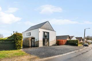 Deze uitzonderlijk ruime villa op een perceel van 1255 m² in Genk combineert wooncomfort, professionele mogelijkheden en een hoogwaardige...