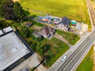 <strong>COMMERCIËLE PROJECTGROND (1.481M²)</strong> biedt een uitzonderlijke kans op een <strong>TOPLOCATIE </strong>langs de<strong> DRUKKE GEWESTWEG N42 (WETTEREN-LESSEN) </strong>en aan <strong>INDUSTRIETERREIN SCHENDELBEKE</strong>. Met een perceel van circa 15 are en een <strong>ROYALE STRAATBREEDTE VAN 39 METER</strong> geniet dit eigendom van <strong>UITSTEKENDE VISIBILITEIT</strong> en bereikbaarheid. <strong>OMRINGD DOOR GEKENDE HANDELSZAKEN</strong> zoals ZEB, JBC, Torfs, Gamma, Dovy en Krëfel, vormt deze site de ideale uitvalsbasis voor een <strong>TOONZAAL, KMO-UNIT, MAGAZIJN, WINKELRUIMTE, VRIJ BEROEP OF EEN COMBINATIE VAN WERKEN EN WONEN</strong>. De <strong>MOGELIJKE MAXIMALE BEBOUWBARE OPPERVLAKTE</strong> op het gelijkvloers bedraagt <strong>ONGEVEER 600 M²</strong>, met de <strong>OPTIE TOT DRIE BOUWLAGEN</strong>, zoals de naastgelegen <strong>SPECIALIZED-FIETSWINKEL</strong>. Daarbij kan er een <strong>WOONENTITEIT</strong> geïntegreerd worden, waardoor <strong>WERKEN EN WONEN</strong> perfect te combineren zijn. Dankzij de royale perceeloppervlakte is er bovendien <strong>VOLDOENDE RUIMTE OM EEN RUIME PRIVATE PARKING</strong> te voorzien.<br /><br /><br />Adres: Astridlaan 158 te Geraardsbergen<br /><br />Renovatieplicht van toepassing; P-score: B, G-score: A