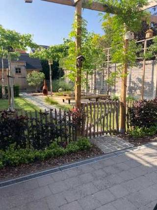 Instapklare rijwoning in perfecte staat vlakbij dorpscentrum, winkels, school, openbaar vervoer, invalswegen (E34) en de rust van de Clingse...