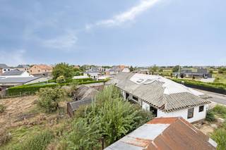 Twee naast elkaar gelegen percelen die samen een totale oppervlakte van 933 m² vormen. Dankzij de ruime straatbreedte van circa 21 meter en...