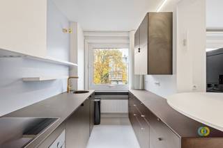 Discover this beautifully renovated apartment in the heart of Neder-Over-Heembeek, where modern living comfort and stylish finishes go hand in...