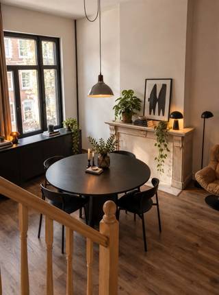 <p>Dit prachtig triplex appartement bevindt zich in het nieuwe bruisende 2060 Antwerpen nabij het station.<br />Namelijk in de Osystraat omgeven met bomen en vernieuwde fietspaden.</p><p><br />Een stijlvol appartement van 75m2 met hoge plafonds en warme houten authentieke vloeren.</p><p>De karaktervolle leefruimte, het hart van het appartement, geeft je een warm ‘ statig herenhuis’ gevoel.<br />De grote raampartijen brengen de gezelligheid van het straatbeeld in huis. <br />De moderne keuken beneden is voorzien van alle nodige faciliteiten, inductie kookplaat, dampkap, oven en ijskast met diepvries. <br />De vernieuwde badkamer is voorzien van een inloopdouche met zwarte tegels, lavabo en toilet. <br />De slaapkamer met dressing heeft grote raampartijen met veel natuurlijk licht. </p><p><br />De Osystraat bevindt zich nabij het station en centrum. Het is een unieke kans om je eigen thuis te hebben naast het bruisende citylife van Antwerpen. <br />Openbaar vervoer en scholen zijn op wandel en fietsafstand. </p><p><br />Dit stijlvol appartement maakt deel uit van een authentiek gebouw met 13 appartementen en 3 ateliers waarvan reeds 60 procent is verkocht! Rechtstreeks te koop van eigenaar.</p><p><br />Dit kan jou prachtige thuis worden! Voor meer info en een bezoek :0456 83 87 68<br /> </p>