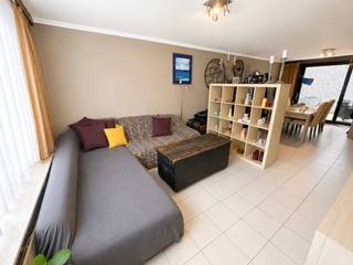 Aan het gezellige en rustige Wolleplein bevindt zich dit ruime 2 slaapkamer appartement. <br />Het gelijkvloers appartement heeft een bewoonbare oppervlakte van +/- 93 m² en heeft volgende indeling: <br />inkomhal/vestiaire, lichtrijke leefruimte met doorgang naar het terras , aparte keuken, praktische berging/wasplaats, apart toilet, 2 slaapkamers en een terras op de achterzijde.<br />Technisch: cv aardgas, tegelvloeren. Het appartement bevindt zich in een rustige Residentie. <br />De gemeenschappelijke kosten (verzekering, elektriciteit gang en septische put,...) worden tussentijds afgerekend gebaseerd op de werkelijke kosten.<br />Dit appartement is perfect voor bewoning met maximum 3 personen.