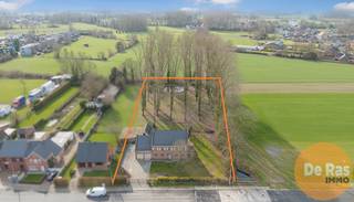 <strong>LEDE – Ruime villa met karakter op een ruim perceel</strong><br /><br />In het hart van Lede, op een rustige doch centraal gelegen ligging, treft u deze statige villa uit 1975, opgebouwd in traditioneel metselwerk en omgeven door een indrukwekkend perceel van 37a 84ca en palend aan agrarisch gebied. Bij binnenkomst wordt u verwelkomd in een centrale traphal die meteen toegang biedt tot de lichte en karaktervolle woonkamer. Grote raampartijen overspoelen de ruimte met natuurlijk licht en accentueren het tijdloze karakter van de woning, versterkt door massieve houten balken. De benedenverdieping biedt naast de woonkamer een aparte keuken, een bureau, een ruime berging en een zeer grote garage.<br /><br />Op de bovenverdieping bevinden zich zes ruime slaapkamers, waarvan drie zijn uitgerust met een eigen wasbak, aangevuld met een badkamer voorzien van ligbad, douche en dubbele wastafels. Extra comfort wordt geboden door een zeer ruime zolder die momenteel als stockage wordt gebruikt en een kruipkelder. In 2025 is een moderne aardgasverwarming geplaatst, waardoor comfort en energie-efficiëntie hand in hand gaan.<br /><br />De buitenruimte maakt deze villa uniek: een weelderig perceel met tal van volwassen bomen, een natuurlijke vijver en voorzieningen voor dieren, waaronder twee stallen en een aansluitende stockageruimte, naast een extra buitenberging. Deze woning combineert statige elegantie met praktische ruimte en een groene, rustgevende omgeving, terwijl scholen, winkels en verbindingswegen binnen handbereik liggen.<br /><br />Ontdek zelf deze prachtige villa en bel voor een afspraak op 053/60.65.60.<br />De prijs is een niet-bindende richtprijs. Na biedingen beslist de verkoper over verkoop aan het beste bod. Info via ons of reglement.