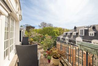 <p>Ideaal gelegen tegenover het prestigieuze Ter Kamerenbos, op de bovenste verdieping van de luxueuze Residentie Hyde Park (2005), zal deze prachtige penthouse aan de achterzijde van ±137 m² bewoonbare oppervlakte u verleiden met zijn elegantie en uitzonderlijke wooncomfort.</p>
<p>Badend in natuurlijk licht en perfect ingedeeld, biedt het een ruime open leefruimte met salon, eetkamer, bureau en keuken, alles in een gezellige en hedendaagse sfeer. Het nachtgedeelte bestaat uit drie mooie slaapkamers en een badkamer. Buiten geniet u van een aangenaam bloemrijk terras van ±12 m², een echte oase van rust volledig uit het zicht. Dit uitzonderlijke pand beschikt bovendien over een afgesloten garagebox en een kelder.</p>
<p>Residentie Hyde Park, een hoogwaardig wooncomplex, biedt zeldzame voorzieningen zoals een privépark, conciërgedienst en carwashservice voor optimaal wooncomfort. Veiligheid en comfort zijn eveneens gegarandeerd dankzij een gepantserde deur, airconditioning, beveiligde toegangen en een conforme elektrische installatie. EPC E-</p>
<p>Een absolute topper die standing, rust en een uitzonderlijke ligging perfect combineert.</p>
<p><span>Op de 4de verdieping achteraan</span>, poort 1, lot A4.2</p>
<ul>
<li>Inkomhal met vestiaire</li>
<li>Woonkamer op parket van ±37 m² met toegang tot het terras van ±12 m² georiënteerd op het zuiden</li>
<li>Volledig ingerichte keuken van ±9 m²</li>
<li>Bureauruimte van ±14 m²</li>
<li>WC</li>
<li>2 slaapkamers van ±11 en 15 m²</li>
<li>Badkamer van ±10 m² (bad, douche, lavabo en WC)</li>
</ul>
<p><span>Op de 5de verdieping</span> : Mezzanine met slaapkamer van ±23 m²</p>
<p><span>In de kelder</span></p>
<ul>
<li>Afgesloten garagebox nr. 15</li>
<li>Kelder nr. 29</li>
</ul>