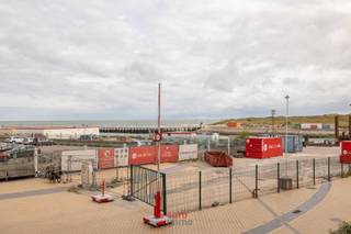 Werkelijk uniek gelegen in de gegeerde Residentie Den Oever vinden we dit doorloopappartement, waar u langs beide zijden verrast wordt door een adembenemend uitzicht. Vooraan geniet u van het zicht op de zee en het iconische staketsel van Nieuwpoort, terwijl u achteraan uitkijkt over de havengeul en het onlangs vernieuwde maritieme park. Zee, water en groen komen hier op een unieke manier samen in één en hetzelfde appartement!<br /><br />Dankzij de twee zeer ruime terrassen kan u hier de hele dag door van de zon genieten, of u nu 's ochtends vroeg wakker wordt met de zon of liever 's avonds nog nageniet van de warme avondzon. Het kustgevoel wordt hier op zijn best beleefd.<br /><br />Eénmaal binnen valt meteen de ruime inkomhal op, die toegang geeft tot een royaal opgezet interieur met een riante woonkamer: ideaal om gasten te ontvangen of gewoon lekker te ontspannen. Daarnaast beschikt het appartement over 2 volwaardige slaapkamers, een badkamer én een afzonderlijke douchekamer, wat voor extra comfort en privacy zorgt.<br /><br />Ook aan het praktische werd gedacht: er is een apart toilet en een bergruimte in het appartement zelf, aangevuld met een private kelderberging en een gemeenschappelijk fietslokaal.<br /><br />Wie met de wagen komt, heeft bovendien de mogelijkheid om een dubbele garagebox net voor de deur aan te kopen, mits supplement. Gezien de parkeerdruk is een vaste plaats altijd al een geruststelling maar deze zéér ruime garage geeft nog nét wat extra comfort!<br /><br />Kortom, een zeldzaam aanbod voor wie op zoek is naar ruimte, zon en panoramische uitzichten op één van de mooiste plekken aan de kust. Twijfel dan ook niet langer en maak snel uw afspraak voor een bezichtiging!<br />EPC: 174.