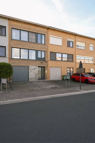 In een rustige woonstraat in Hoevenen bevindt zich deze goed onderhouden bel-etagewoning met drie slaapkamers, een ruime garage en een aangename tuin.De woning werd gebouwd in 1974 en biedt een solide basis met vernieuwde ramen, een dak conform de huidige isolatienormen en zonnepanelen. Binnenin geniet je van ruime volumes en veel lichtinval. Keuken en badkamer zijn functioneel, maar vragen een update — een mooie kans om deze naar eigen smaak te vernieuwen.Op het gelijkvloers bevindt zich een zeer ruime inpandige garage, momenteel één open ruimte met tal van mogelijkheden, evenals directe toegang tot de tuin met tuinhuis.De eerste verdieping omvat een lichtrijke leefruimte met houtkachel, een aparte keuken en toegang tot het ruime terras met zicht op de tuin. Verder is er een gastentoilet aanwezig.Op de tweede verdieping bevinden zich drie slaapkamers, waarvan twee ruim, en een compacte badkamer.Gelegen op een praktische locatie met vlotte verbinding naar Antwerpen, winkels, scholen en openbaar vervoer in de nabije omgeving.