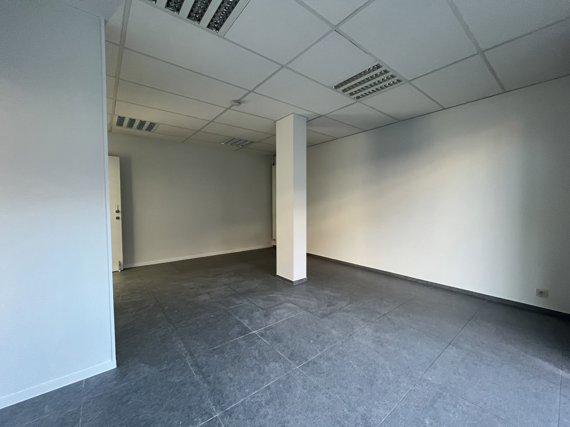 RUIME HANDELS/KANTOORRUIMTE TE HUUR IN TERNAT - foto 2