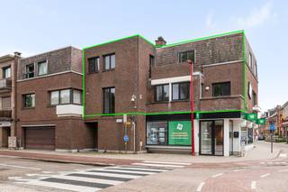 Dit ruime en instapklare duplexappartement is centraal gelegen in het hart van Lint. Met een bewoonbare oppervlakte van maar liefst 115 m², drie slaapkamers, een dressing en twee terrassen biedt het appartement alle comfort voor wie ruim wil wonen.<br /><br />Bij het betreden van het appartement komt u terecht in de inkomhal met een apart gastentoilet en handenwasser. Van hieruit bereiken we de ruime en lichtrijke leefruimte. Dankzij de vele ramen geniet u hier van veel natuurlijk licht. Er is voldoende plaats voor zowel een gezellige zithoek als een grote eettafel. Aansluitend bevindt zich de geïnstalleerde keuken. Vanuit de leefruimte heeft u toegang tot het eerste terras.<br /><br />Via de interne trap bereiken we de bovenverdieping. Hier bevinden zich drie volwaardige slaapkamers, een praktische dressing, een badkamer en een apart toilet. Ook op deze verdieping is er een terras aanwezig.<br /><br />Het appartement is onmiddellijk instapklaar en biedt tegelijk nog voldoende mogelijkheden om het interieur op termijn volledig naar eigen smaak in te richten. De ramen werden vernieuwd in 2018 en het platte dak is voorzien van 10 cm isolatie.<br /><br />Verder beschikt het appartement over een privatieve kelderberging. Daarnaast is er een ruime autostaanplaats in de garage met een laadpaal en extra opbergruimte. Deze is verplicht mee aan te kopen voor € 30.000.<br /><br /><strong>Troeven:</strong>
<ul>
<li><span>Centrale ligging in Lint</span></li>
<li><span>Instapklaar duplexappartement</span></li>
<li><span>Ruime en lichtrijke leefruimte</span></li>
<li><span>Drie slaapkamers en dressing</span></li>
<li><span>Twee terrassen</span></li>
<li><span>Autostaanplaats met laadpaal</span></li>
<li><span>Privatieve kelderberging</span></li>
</ul>
Heeft u interesse in dit ruime duplexappartement? Contacteer ons dan snel voor een bezoek via 03 337 50 70 of www.vbvastgoed.be.