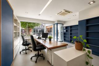 LIGGING<br />Gelegen in het centrum van Deinze bevindt zich deze te renoveren commerciële eigendom met woongelegenheid. Het pand is gelegen in de Tolpoortstraat, een centrale handelsstraat met een gevarieerd aanbod aan winkels, horecazaken en dienstverlenende ondernemingen, en geniet van een uitstekende visibiliteit.<br />In de onmiddellijke omgeving bevinden zich tal van handelszaken, scholen, openbare voorzieningen en haltes van het openbaar vervoer. Bovendien zijn de belangrijkste invalswegen en parkeermogelijkheden vlot bereikbaar, wat bijdraagt aan een optimale bereikbaarheid en een aantrekkelijke ligging.<br /><br />INDELING<br />Deze eigendom combineert een commerciële ruimte met een aanpalende woongelegenheid en biedt, mits renovatie, tal van mogelijkheden.<br />Op het gelijkvloers bevindt zich de commerciële ruimte, die zich uitstekend leent als winkel-, kantoor- of praktijkruimte. Verder omvat deze verdieping een keuken, een wasplaats en een aangenaam terras.<br />De bovenverdieping beschikt over meerdere kamers die, afhankelijk van de behoeften van de toekomstige eigenaar, kunnen worden ingericht als woonvertrekken, burelen of polyvalente ruimtes. Daarnaast beschikt het pand over een ruime zolder, die bijkomende opslagruimte biedt of, mits de nodige renovatiewerken en vergunningen, verder kan worden ingericht.<br />Dankzij de functionele indeling, de combinatie van een commerciële ruimte met een woongelegenheid en het aanzienlijke renovatiepotentieel biedt deze eigendom een uitstekende opportuniteit op een centrale locatie in Deinze.<br /><br />Stedenbouwkundig uittreksel is nog in aanvraag. <br /><br />Graag een bezoek contacteer dan Guillaume Logghe 0472 11 00 00 of op Gl@immodavinci.be