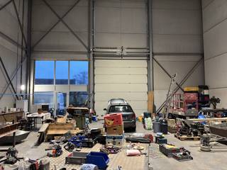 Op een invalsweg te Hooglede bevindt zich deze loods te huur van ca. 264 m².Specificaties:- geautomatiseerde sectionaalpoort(4,5mB x 5mH)-...