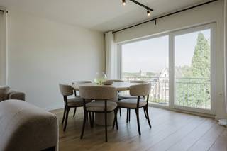 Op zoek naar een <strong>stijlvol en instapklaar appartement</strong> in <strong>Harelbeke</strong>? Dit <strong>recent gerenoveerde</strong> <strong>appartement </strong>biedt een <strong>hoogwaardige afwerking</strong>, een <strong>praktische indeling</strong> en een <strong>uitstekende energieprestatie</strong> (EPC B).<br />Het appartement beschikt over <strong>twee slaapkamers, een moderne badkamer, handige opbergruimte en</strong> een <strong>kwaliteitsvolle en volledig uitgeruste keuken</strong> van <strong>Eggo.</strong><br /><br />De <strong>privatieve garagebox</strong> vormt een <strong>extra troef.</strong><br />Dankzij de <strong>recente renovatie</strong> is het appartement <strong>volledig instapklaar</strong> en afgewerkt met oog voor kwaliteit. <strong>Ideaal voor wie op zoek is</strong> naar een <strong>comfortabele woonst of</strong> een <strong>interessante investering</strong>.<br /><br /><u><strong>Troeven:</strong></u><br />- Recent volledig gerenoveerd<br />- 2 slaapkamers<br />- Moderne badkamer<br />- Kwaliteitskeuken van Eggo<br />- Praktische opbergkast<br />- Balkon<br />- Privatieve garagebox<br />- Energiezuinig (EPC B)<br />- Instapklaar<br /><br /><strong>Interesse in dit appartement? Contacteer</strong> <br />Matthis op +32 477 804 350 of <strong>matthis@dekeyser.immo</strong><br />Frank op +32 475 674 835 of <strong>frank@dekeyser.immo</strong>