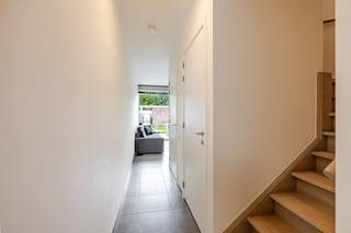 <p><span>Deze bijna-energieneutrale woning werd gebouwd in 2016 en bevindt zich in een rustige en autoluwe woonomgeving, op wandelafstand van het station, winkels, scholen en het bruisende stadscentrum van Aalst. Dankzij het uitstekende EPC-label A bent u verzekerd van een bijzonder energiezuinig wooncomfort en een lage energiefactuur. De woning beschikt onder meer over een warmtepomp, vloerverwarming, een performant ventilatiesysteem en een doorgedreven isolatie van vloer, muren en dak. Ook een regenwaterput is aanwezig.</span></p><p><span> </span></p><p><span>Bij het binnenkomen betreedt u de gezellige eetruimte, die naadloos aansluit op de volledig geïnstalleerde keuken en de aangename leefruimte. De grote raampartijen zorgen niet alleen voor een overvloed aan natuurlijk licht, maar bieden eveneens een mooi zicht op de onderhoudsvriendelijke tuin en het aangename terras. Op het gelijkvloers bevinden zich daarnaast een praktische wasplaats en een afzonderlijk toilet.</span></p><p><span> </span></p><p><span>De eerste verdieping omvat twee volwaardige slaapkamers en een badkamer uitgerust met ligbad, lavabo en toilet. Op de tweede verdieping bevindt zich de ruime hoofdslaapkamer, aangevuld met een tweede badkamer met douche en lavabo. Vanuit deze verdieping heeft u bovendien toegang tot een aangenaam terras, een heerlijke plek om in alle rust van de buitenlucht te genieten.</span></p><p><span> </span></p><p><span>Achteraan de woning beschikt u over een private parkeerplaats, bereikbaar via een beveiligde toegangspoort. Hierdoor combineert deze woning het comfort van een moderne stadswoning met de rust van een autoluwe woonomgeving.</span></p><p><span> </span></p><p><span>Een recente, energiezuinige en perfect onderhouden woning op een uitstekende locatie, waar comfort, duurzaamheid en bereikbaarheid hand in hand gaan. Een ideale keuze voor wie centraal in Aalst wil wonen zonder in te boeten aan rust en woonkwaliteit.</span></p><p><span> </span></p><p><span>Voor meer informatie of een bezoek contacteert u Timothy van Immo Zone op 0474/ 41. 28. 40.</span></p><p><span> </span></p><p><span> </span></p>