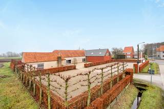 Ideaal voor wonen & werken – momenteel ingericht als fitnessruimteVia een ruime, volledig afgesloten parkeerzone van ca. 1.000 m² betreedt u dit...