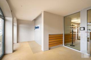 <span><strong>INDELING<br /><br /></strong></span>Dit kantoor bevindt zich volledig gelijkvloers en voorziet: een inkomhal, lobby/ontvangstruimte, vier burelen, berging met kluis, toiletten, kitchenette, technische berging en een vergaderruimte. <br /><br /><span><strong>AFWERKING</strong></span><br /><br />Hoogwaardige afwerking, bemeubeld, airconditioning en alarminstallatie voorhanden.