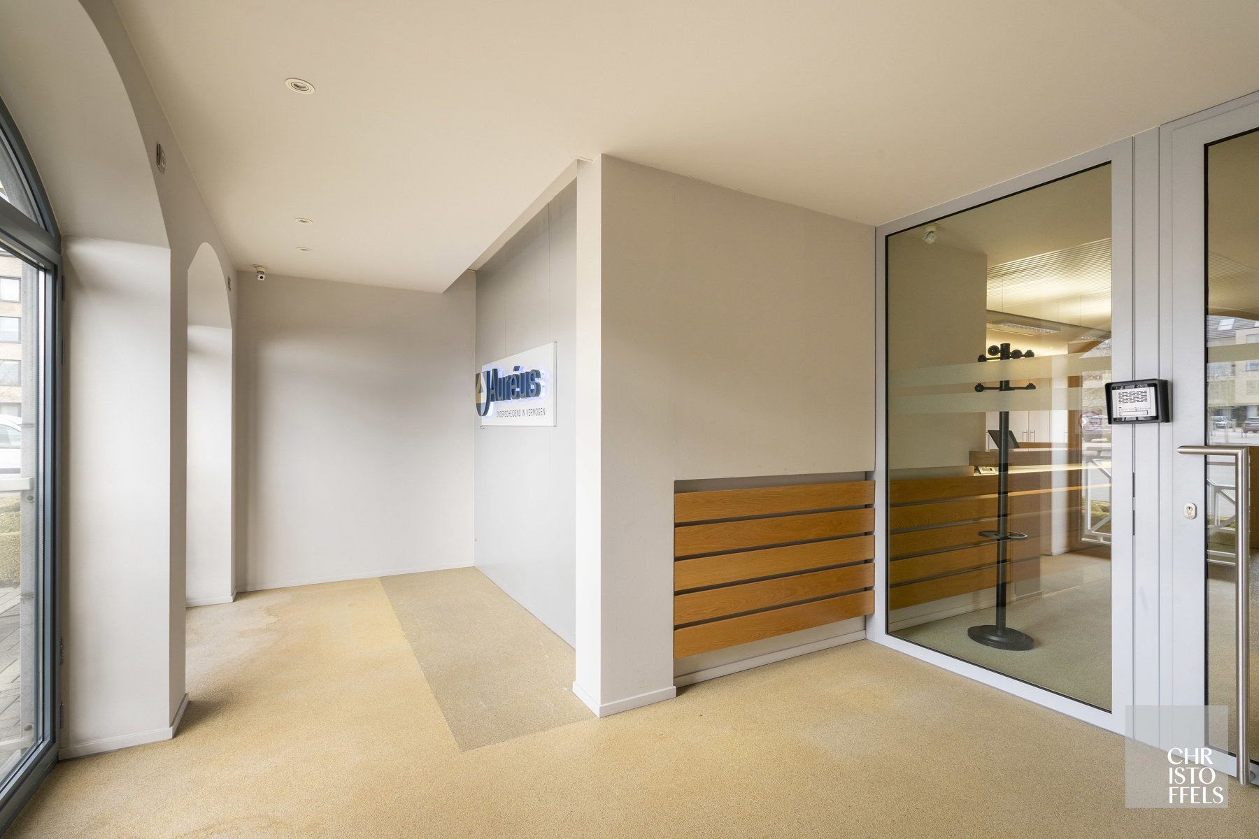 TE HUUR - Kantoorruimte (209m²) op toplocatie in Lanaken! - foto 2