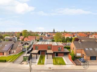 Energieneutrale luxewoningen te koop aan De Gavers – E-peil 0 (6% BTW mogelijk)
Ontdek deze 3 hoogwaardige nieuwbouwwoningen op een topligging nabij De Gavers. Deze energiezuinige parels combineren luxueuze afwerking, moderne architectuur en maximaal wooncomfort; ideaal voor wie toekomstgericht wil wonen.
Indeling
Bij het binnenkomen wordt u verwelkomd in een stijlvolle inkomhal met gastentoilet. De lichtrijke leefruimte met prachtig parket sluit naadloos aan op de volledig geïnstalleerde open keuken met kookeiland, uitgerust met Siemens-toestellen en een duurzaam composiet werkblad. Aansluitend vindt u een praktische berging.
Via de leefruimte heeft u toegang tot het aangelegd terras en de volledig omheinde tuin – perfect om in alle rust te genieten.
Op de verdieping bevinden zich:
Nachthal
3 ruime slaapkamers
Moderne badkamer met inloopdouche, ligbad en dubbele lavabo
Apart toilet
Troeven:
- E-peil 0 (energieneutraal wonen)
- 6% BTW mogelijk (onder voorwaarden)
- Geothermische warmtepomp (vloerverwarming & vloerkoeling)
- Zonnepanelen
- Regenwaterput van 20.000 liter
- Duurzame massieve houtbouw
- Instapklaar en tot in de puntjes afgewerkt
2 halfopen bebouwingen
1 gesloten bebouwing met uitweg achteraan
Interesse in deze unieke woonkans nabij natuur en voorzieningen?
Contacteer ons voor meer info of een bezoek via: emiel@immobeguin.be